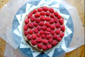 Шоколадный пирог с ягодами в духовке