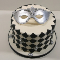 Торт из мастики "Карнавальная маска" - мастер-класс по украшению торта