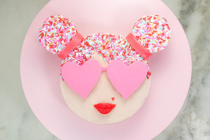 Пошаговый мастер-класс, украшение торта "Девушка в сердечных очках"