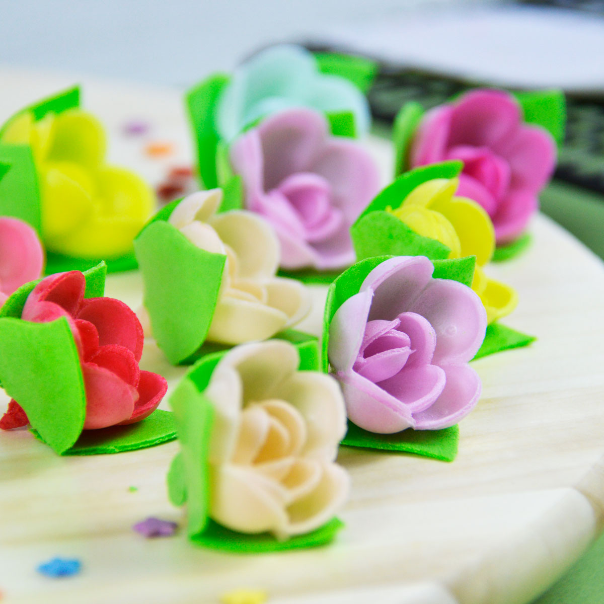 Украшение торта вафельными цветами - 71 фото